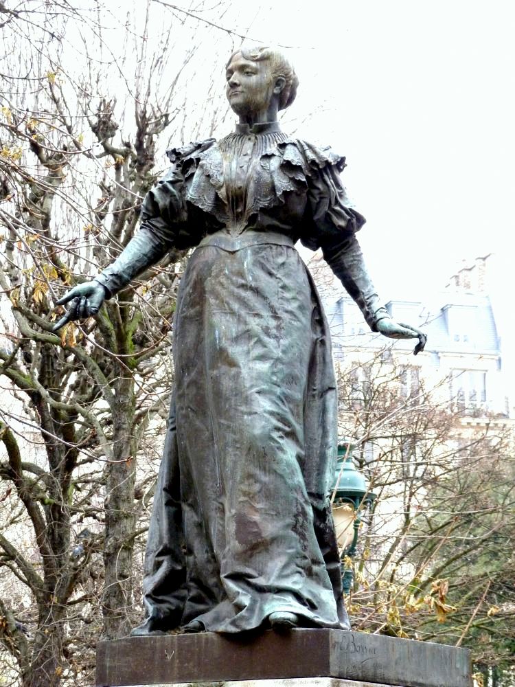 deraisme_maria_11_statue_square_des_epinettes_max.jpg