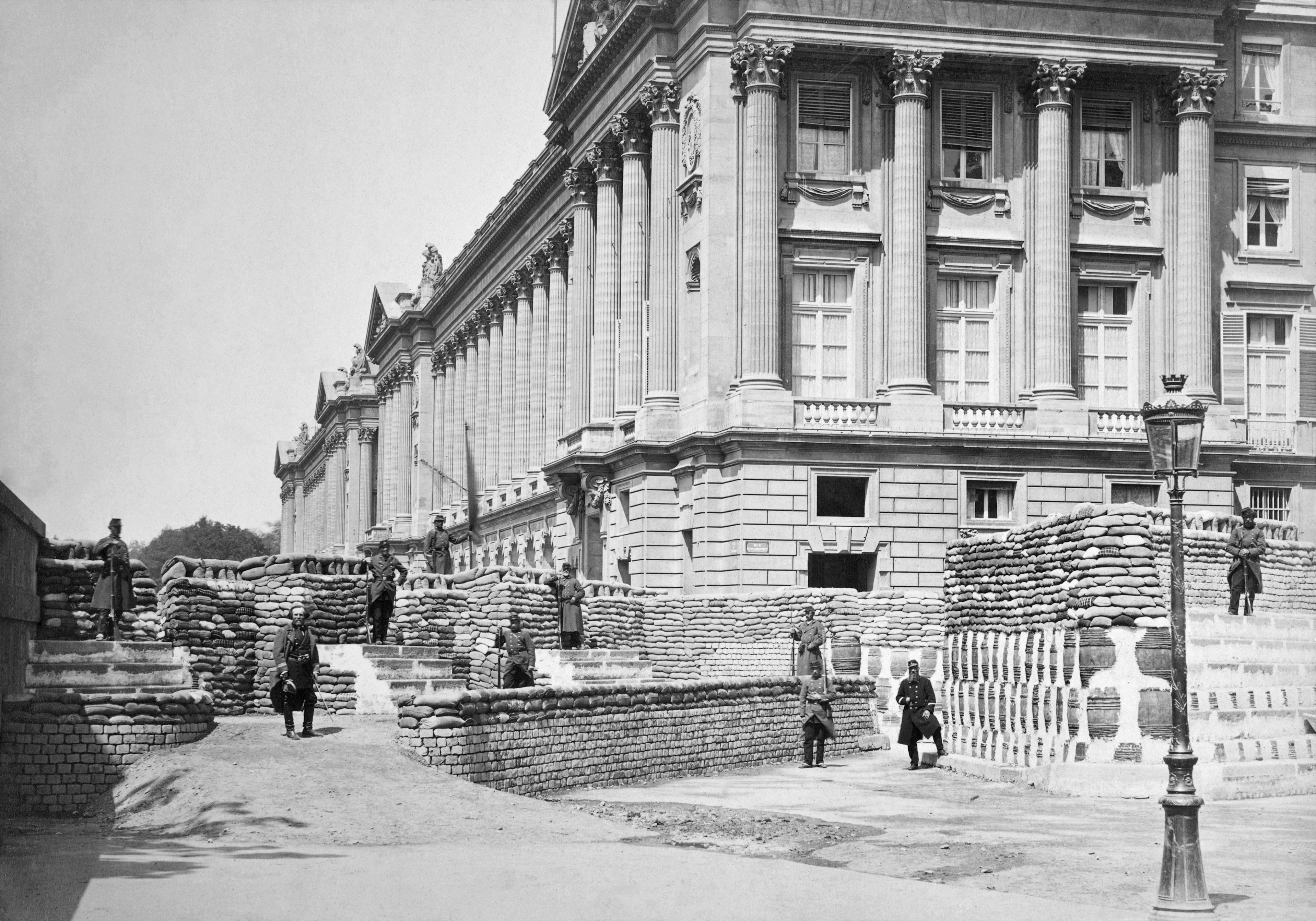 rivoli-rue-de-254-barricade-st-florentin-00-max.jpg