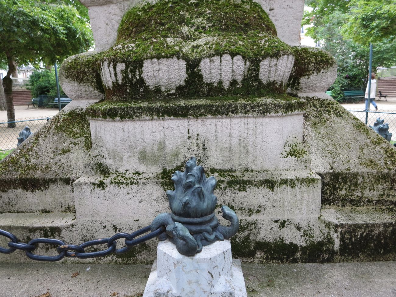 mouton-duvernet-rue-statue-de-michel-servet-01-max.jpg