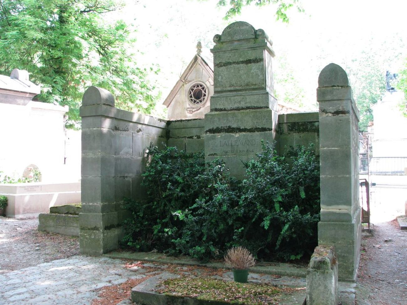 pere-lachaise-lallemand-nicolas-mort-en-1820-13eme-section-02-max.jpg