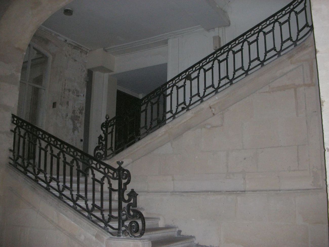 bourdonnais-rue-des-34-cour-escalier-01-max.jpg