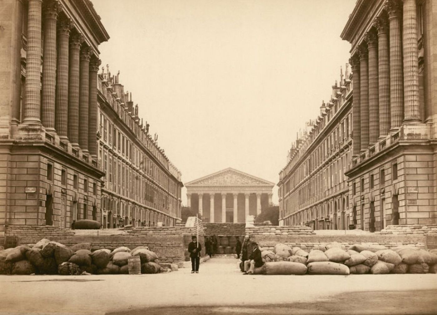 royale-rue-1-barricade-sous-la-commune-31-max.jpg
