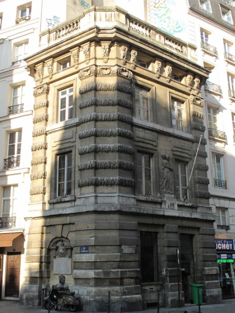 st-honore-rue-111-fontaine-de-la-croix-du-trahoir-01-max.jpg