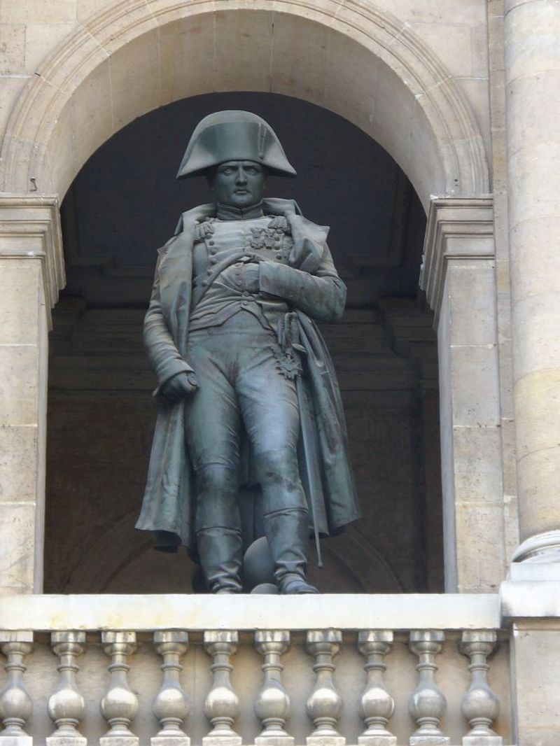 vendome-place-statue-de-napoleon-en-petit-caporal-01-max.jpg