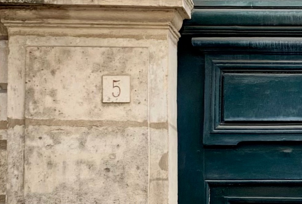 École de Médecine 5 rue de l', detail de la plaque de Louis-François Ollivier, Wikimedia