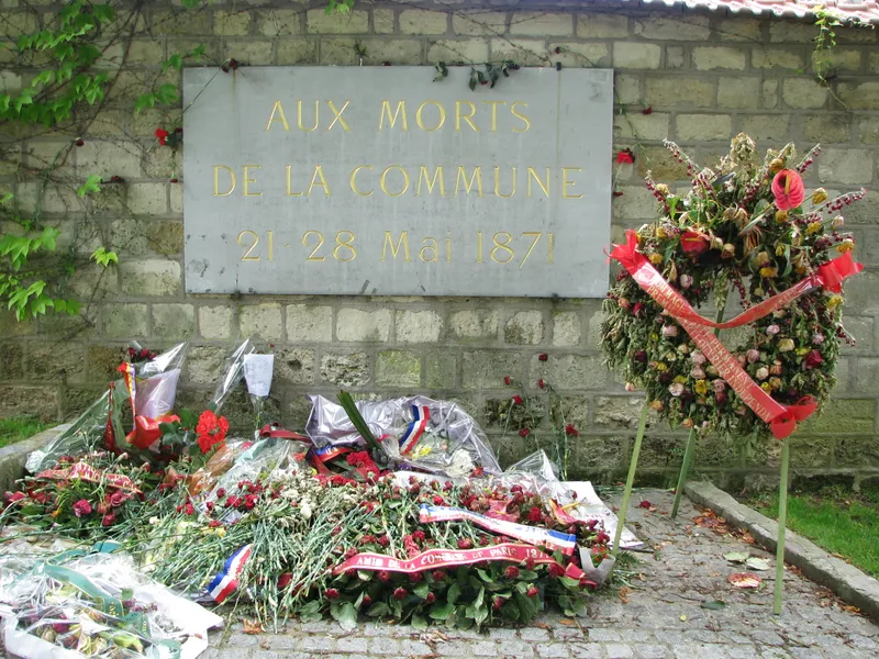 La plaque « Aux morts de la Commune, 21-28 mai 1871 » fleurie, au Mur des Fédérés