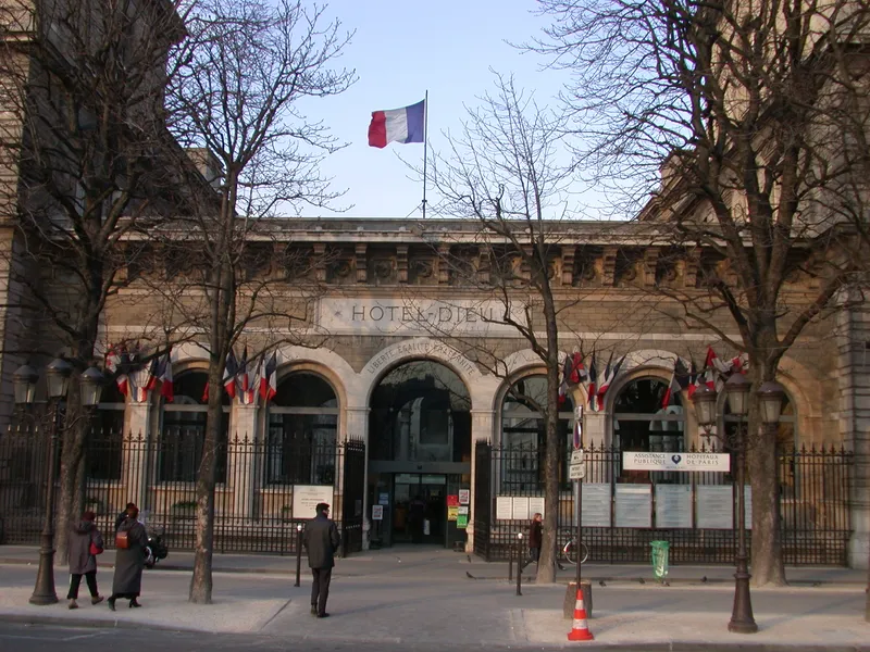 L'entrée de l'Hôtel-Dieu sur le parvis Notre-Dame