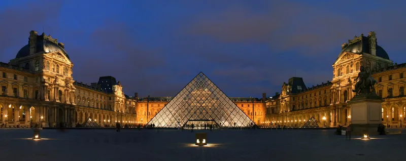 La pyramide du Louvre et la cour Napoléon, de nuit