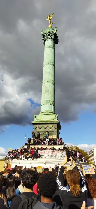 La colonne de Juillet, place de la Bastille, couverte de manifestants autour d'une banderole : « Révolution 2.0 — RDV 17 octobre »