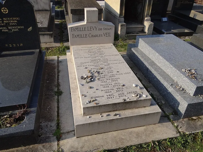 Photographie : la tombe familiale où reposa Simone Veil au cimetière du Montparnasse