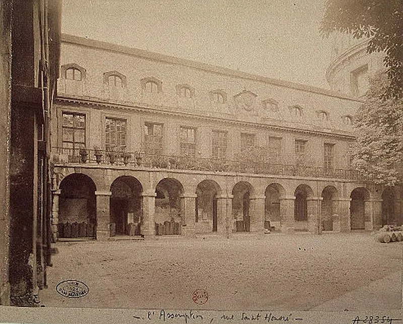 Le cloître du couvent de l’Assomption, photographié par Atget