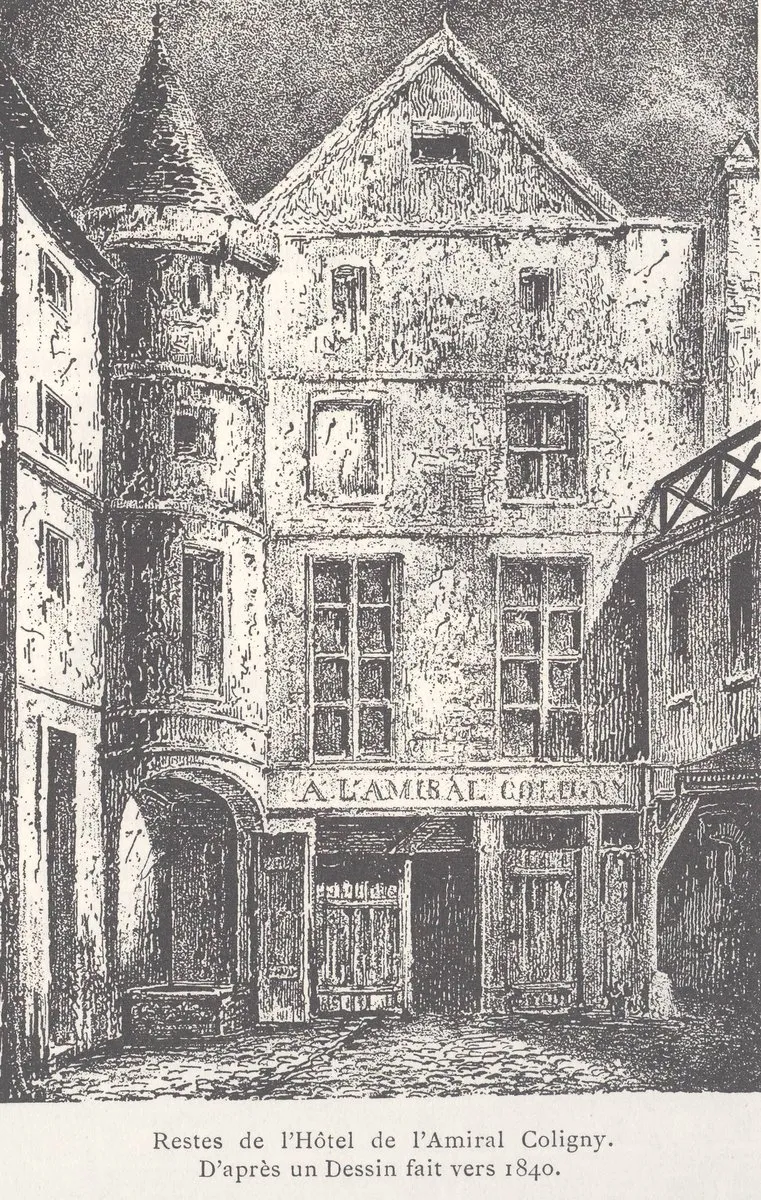 Gravure : une vieille maison à pignon et tourelle d’angle, au-dessus d’une boutique à l’enseigne « À l’amiral Coligny »