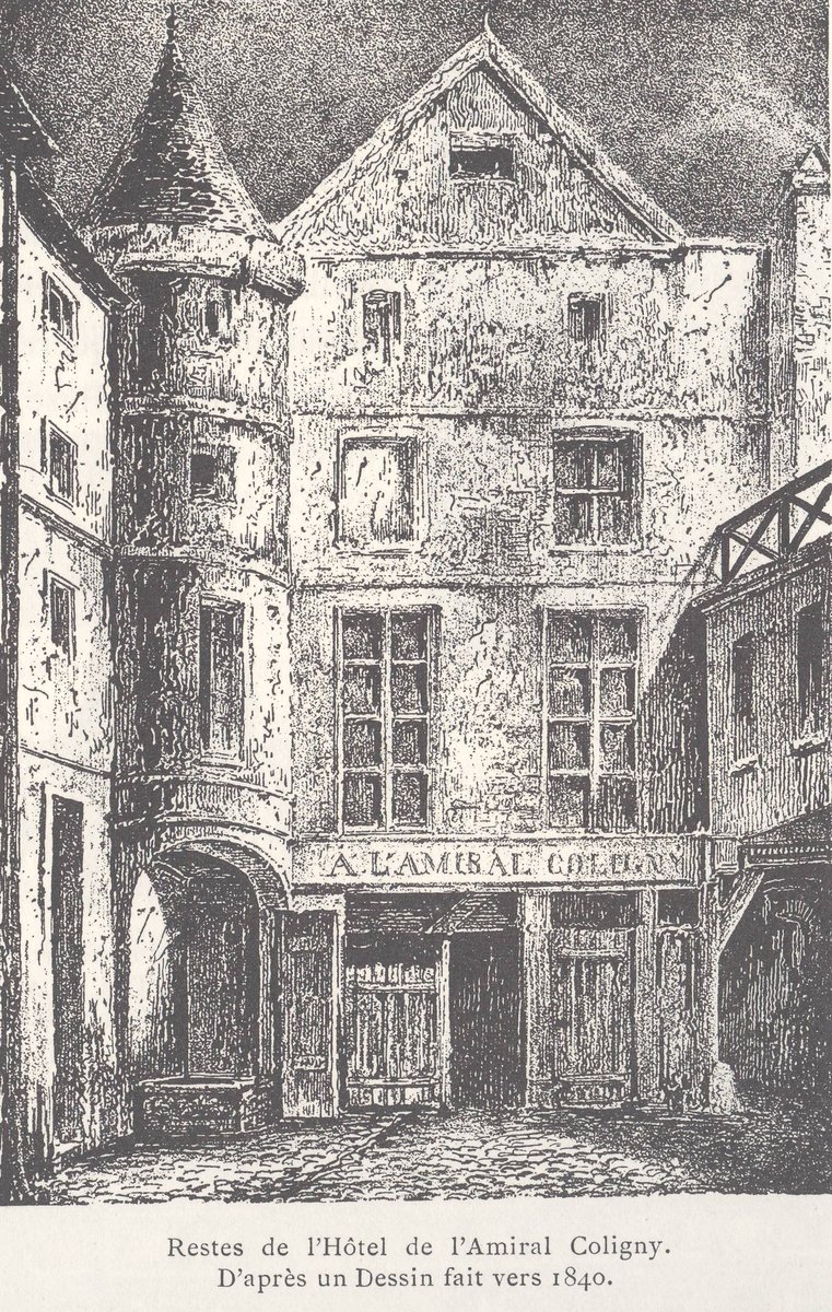 Gravure : une vieille maison à pignon et tourelle d’angle, au-dessus d’une boutique à l’enseigne « À l’amiral Coligny »