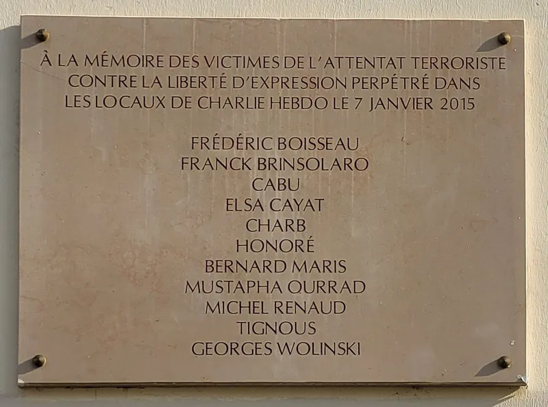 Plaque commémorative de pierre portant les noms des onze victimes de l’attentat du 7 janvier 2015