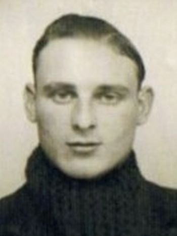 Rino Della Negra (1923-1944), ajusteur et footballeur du Red Star — Archives Paris révolutionnaire Photographie : portrait d’un jeune homme aux cheveux rejetés en arrière, en pull à col roulé sombre