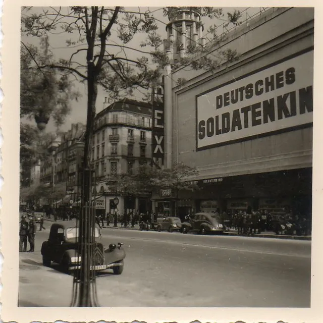 Attentat à la bombe contre le Grand Rex, réservé aux soldats allemand ; Paul Silberman est blessé ; 46 otages seront fusillés en représailles