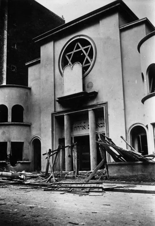 Le Mouvement social révolutionnaire fait exploser sept synagogues de Paris dans la nuit du 2 au 3 octobre 1941