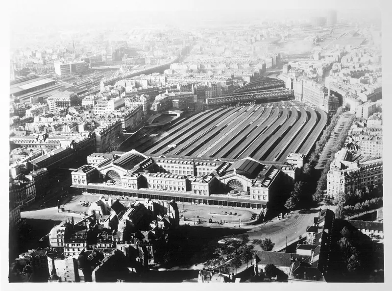 Attentat contre des trains de permissionnaires allemands, qui déclenche une immense panique