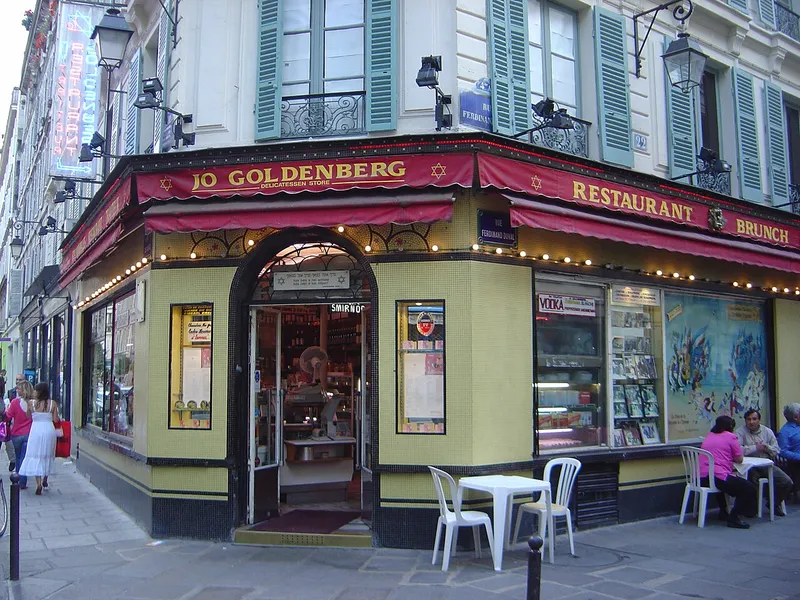 L'attentat du restaurant Goldenberg, rue des Rosiers, fait six morts et vingt-deux blessés dans le Marais