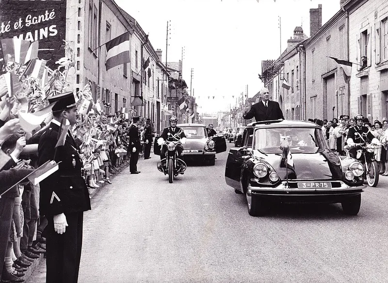 Attentat manqué de l'OAS contre de Gaulle : un véhicule s'interpose entre les tueurs de l'OAS et la voiture présidentielle