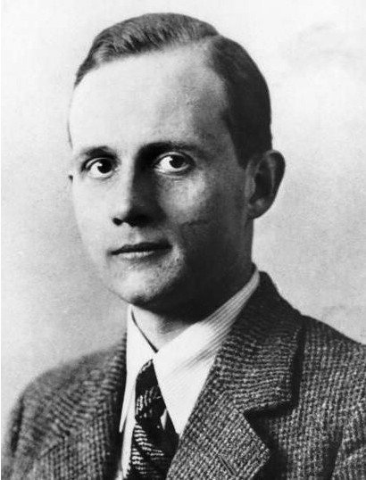 Ernst vom Rath, avant 1938 — anonyme · domaine public — Wikimedia Commons Photographie en noir et blanc : portrait d’Ernst vom Rath, jeune homme aux cheveux plaqués, en veste de tweed et cravate