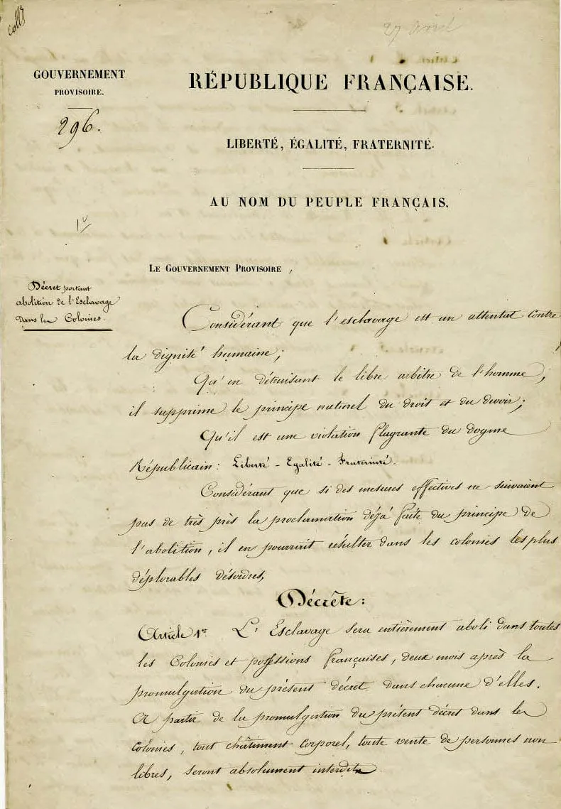 Manuscrit : première page du décret, sous l'en-tête « République française. Liberté, égalité, fraternité. Au nom du peuple français »