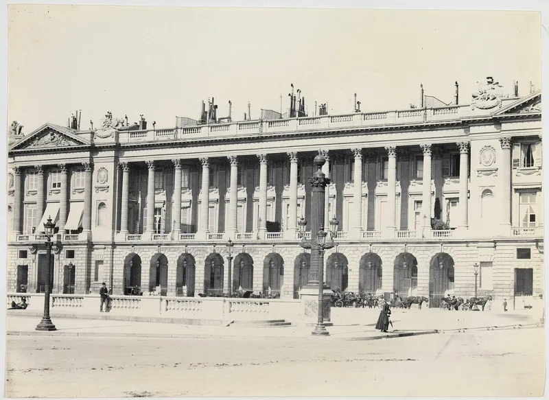 Photographie : la façade à colonnade du ministère de la Marine, sur la place de la Concorde