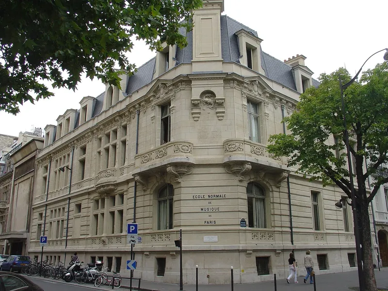 Photographie : un hôtel particulier de pierre à l'angle d'une rue, avec une tourelle d'angle