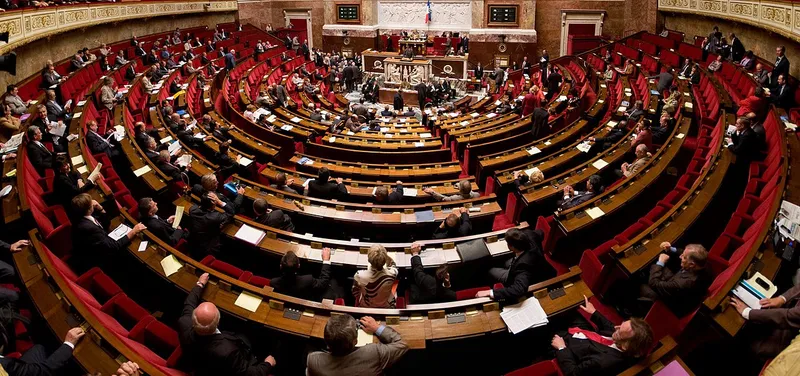 Bagarre à l'Assemblée envahie par les députés poujadistes