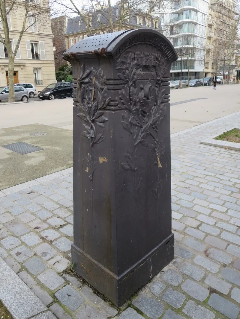 Boîte de stockage du sable utilisé sur les trottoirs contre le gel, transformée en bouche d'aération