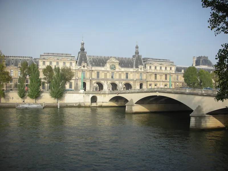 Le pont du Carrousel et le quai du Louvre, vus de la rive gauche