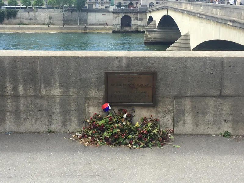 La plaque à la mémoire de Brahim Bouarram, sur le quai