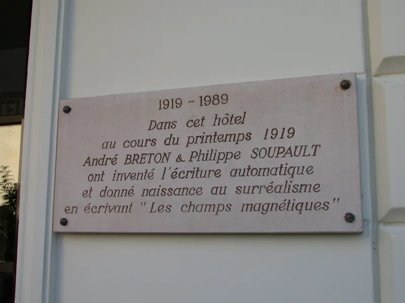 Breton fait partir de l'Hôtel des Grands Hommes le mouvement Surréaliste le 17 mars 1919 ; il y rédige avec Soupault les "Champs magnétiques"