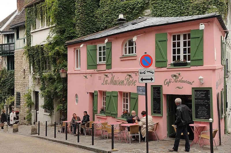 Café fréquenté par de nombreux artistes ; maison peinte tant de fois, dont une toile de 1919 qui fit connaître Maurice Utrillo.