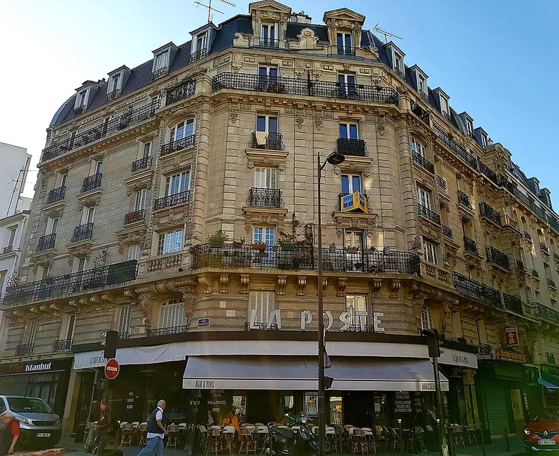 Café fréquenté par la pègre, où serait apparu le "Verlan"