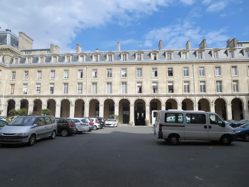 Photographie : la cour de la caserne, bordée d’arcades