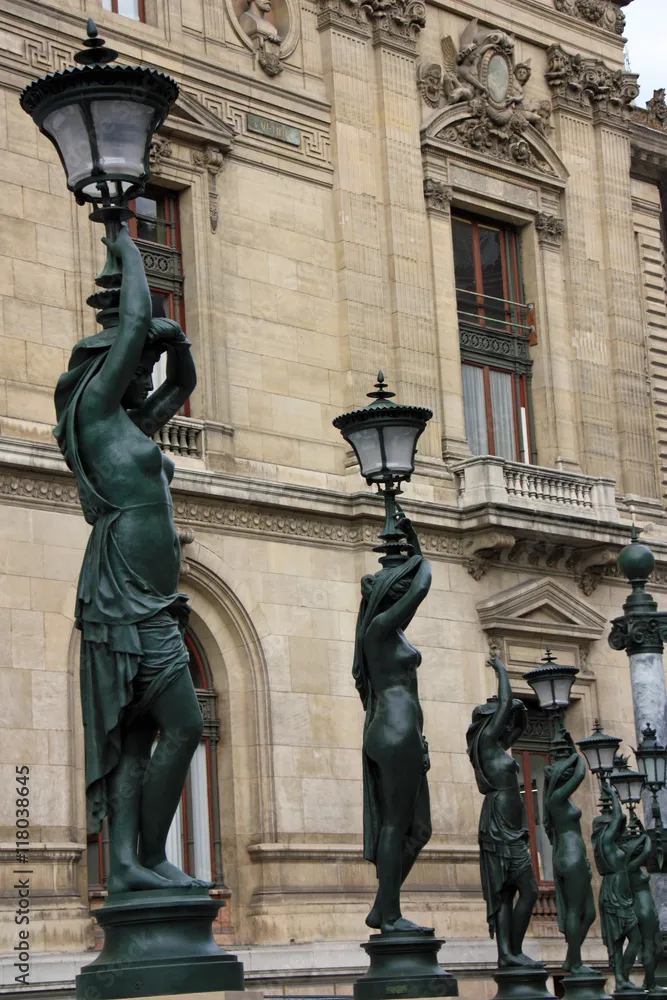 Caryatides remarquables sur le flanc gauche de l'Opéra
