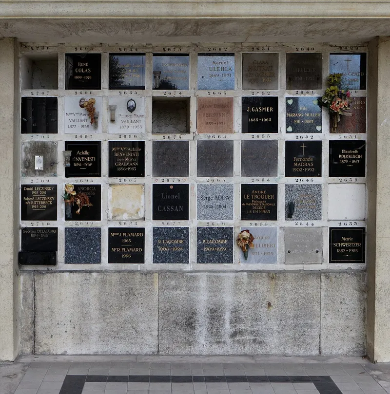 Photographie : case d’André Le Troquer au columbarium, cimetière du Père-Lachaise