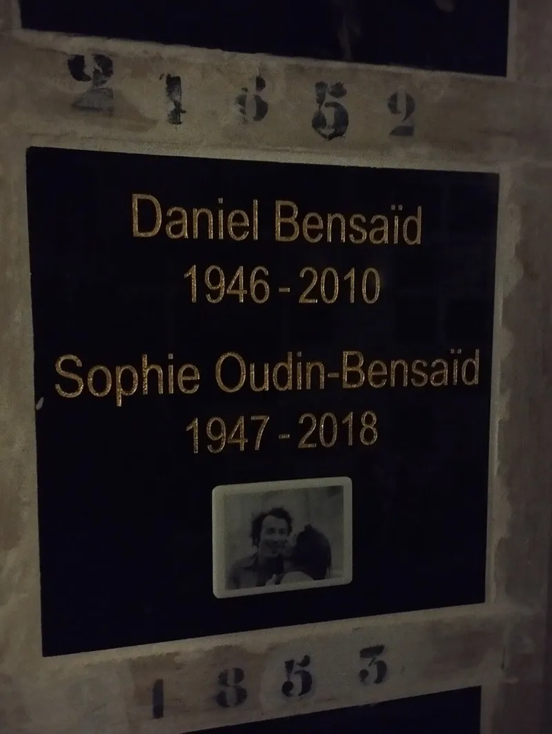 Photographie : case de Daniel Bensaïd au columbarium, cimetière du Père-Lachaise