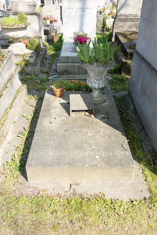 Photographie : cénotaphe de Kenzō Takada, cimetière du Père-Lachaise