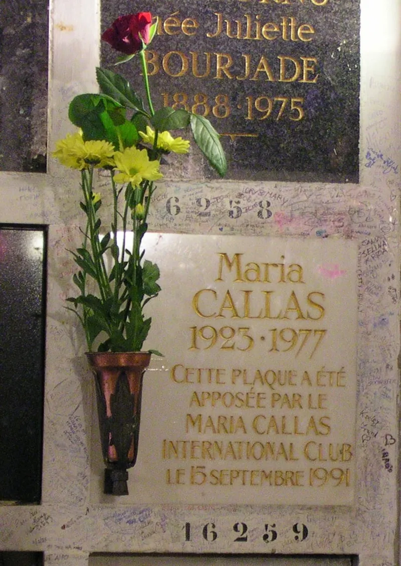 Photographie : la plaque de Maria Callas au columbarium du Père-Lachaise