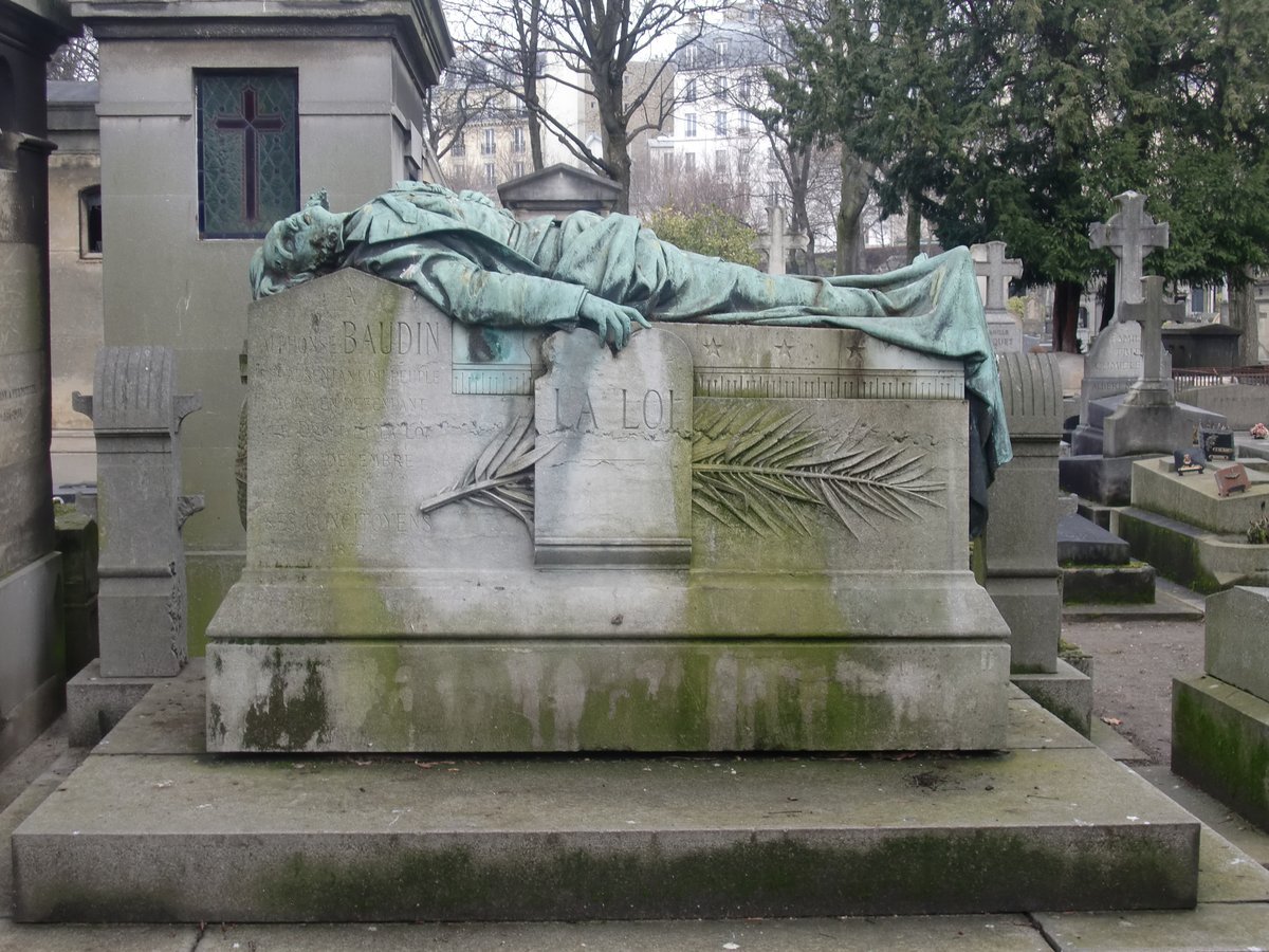 Le gisant d’Aimé Millet, inauguré le 3 décembre 1872, 27e division du cimetière Montmartre — Photo Philippe Boisseau — Archives Paris révolutionnaire Photographie : le gisant de bronze d'Alphonse Baudin, couché sur un tombeau de pierre orné d'une palme, au cimetière Montmartre