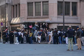 Des lycéens massés devant une porte du lycée Hélène-Boucher, quelques adultes sur la chaussée