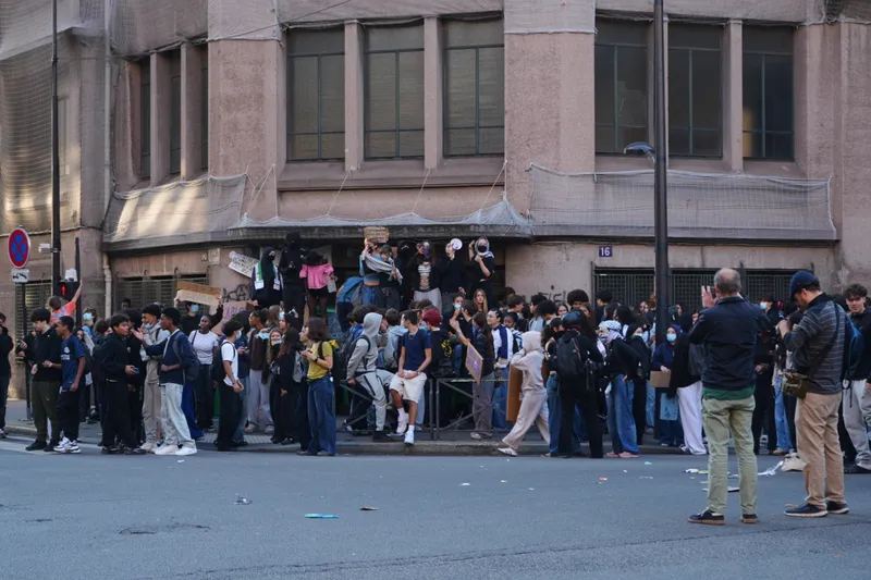 Des lycéens massés devant une porte du lycée Hélène-Boucher, quelques adultes sur la chaussée