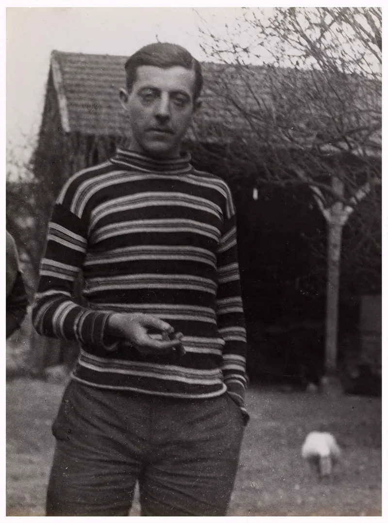 Jacques Prévert tombe de cinq mètres à la Radiodiffusion française et reste dix jours dans le coma