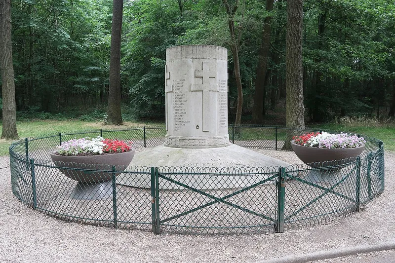 À la cascade du bois de Boulogne, trente-cinq résistants tombent dans le piège de la Gestapo