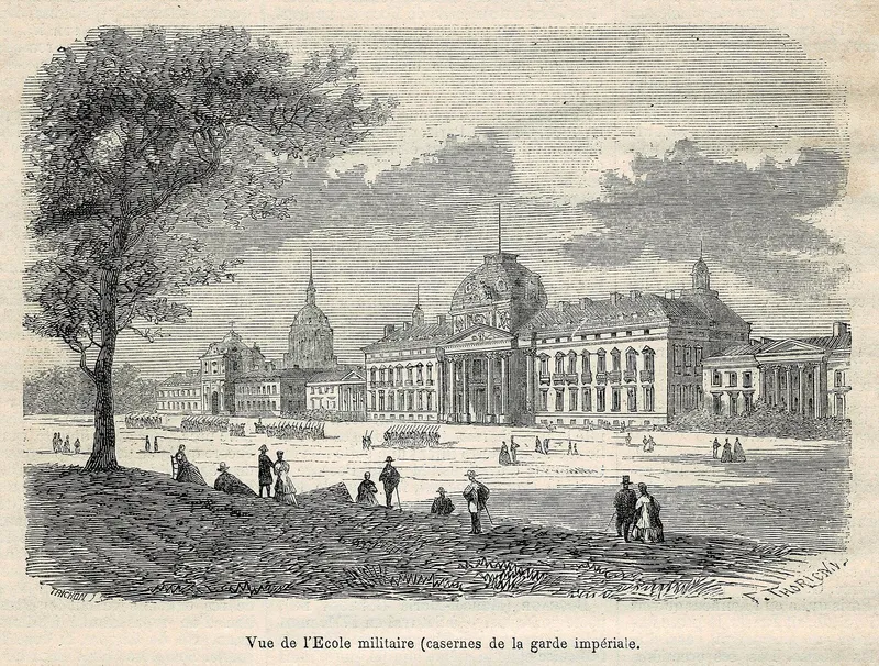 Gravure : la façade de l’École militaire et son dôme, vus de l’esplanade où manœuvrent des soldats ; au premier plan, des promeneurs