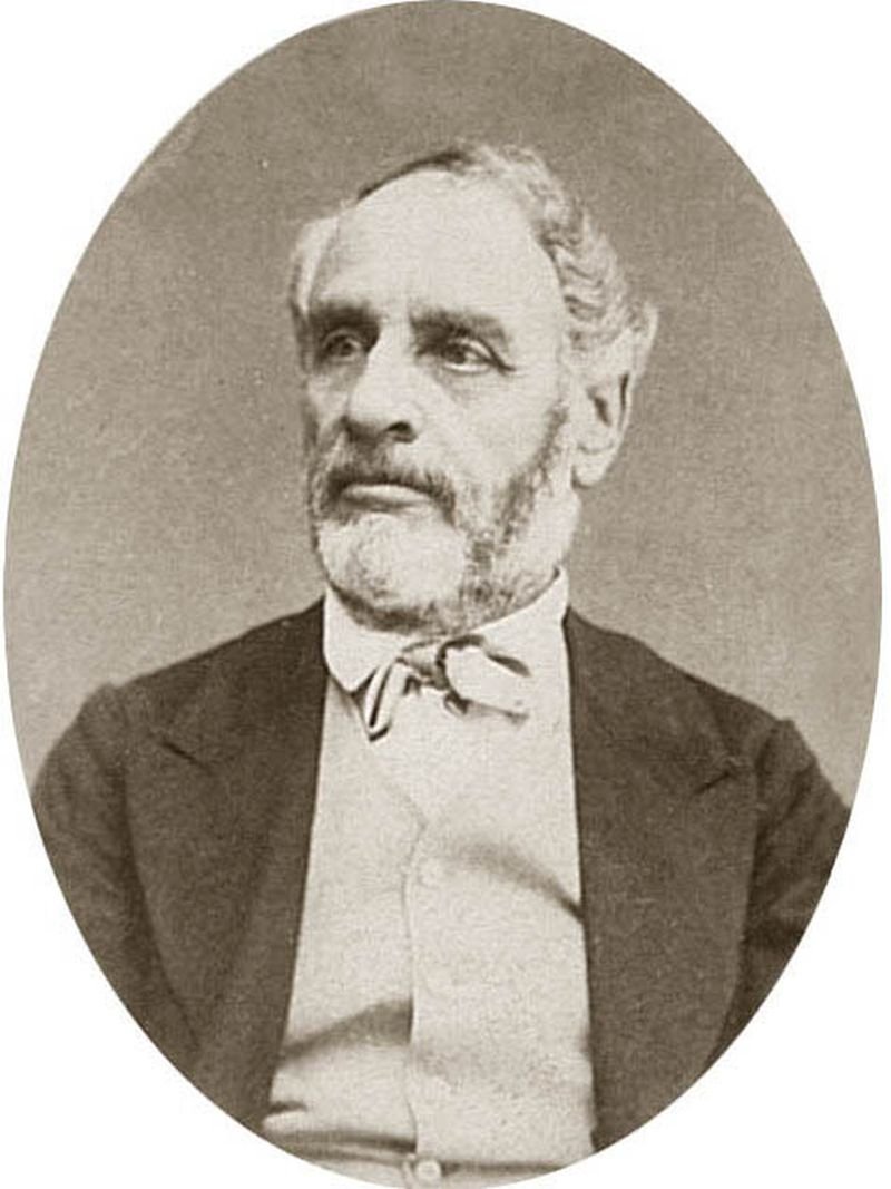 Charles Delescluze, photographié par Étienne Carjat — Étienne Carjat — Archives Paris révolutionnaire Photographie en médaillon : portrait d’un homme âgé à barbe blanche, en redingote