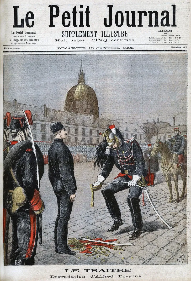 Une de journal illustrée : dans une cour, devant un dôme, un adjudant brise sur son genou le sabre d’un officier au garde-à-vous