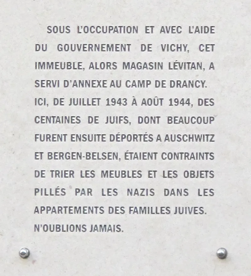 Le magasin Lévitan devient un entrepôt de meubles volés aux Juifs déportés, trié par leurs semblables en sursis